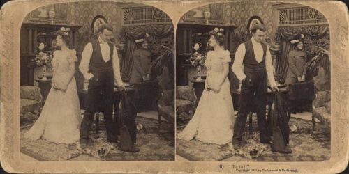 Stereobild av en man och två kvinnor, en äktenskapsfars från år 1900. "(8) Ta'ta!"